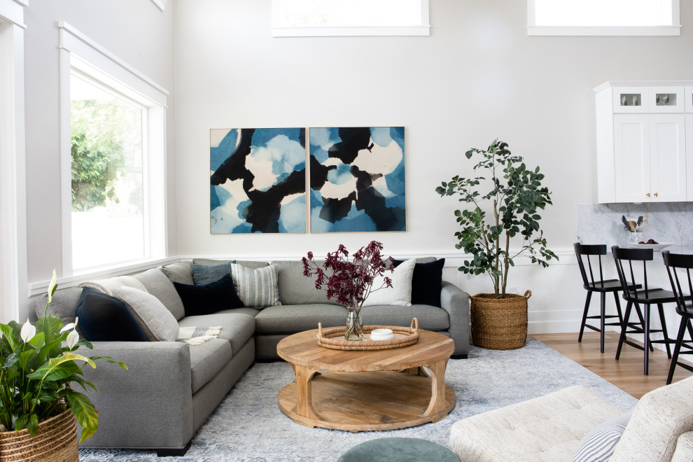 Großes, Offenes Maritimes Wohnzimmer ohne Kamin mit grauer Wandfarbe und hellem Holzboden in Los Angeles