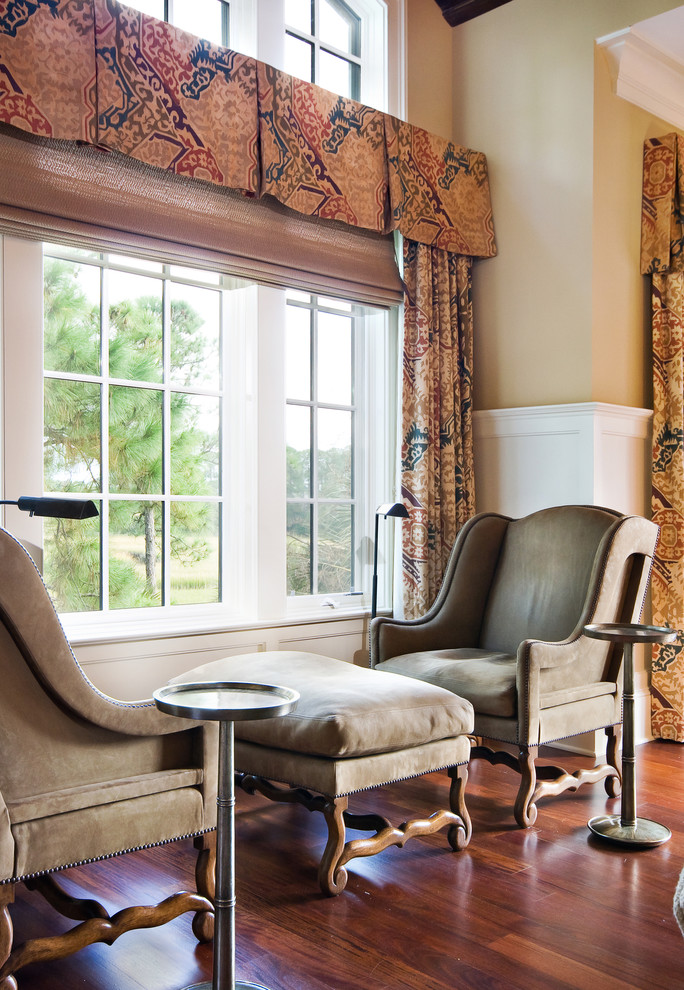 На фото: гостиная комната в классическом стиле с с книжными шкафами и полками и красивыми шторами с