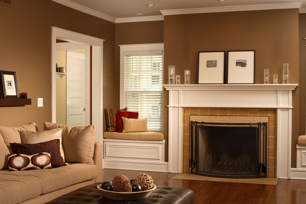 На фото: парадная, изолированная гостиная комната среднего размера в классическом стиле с коричневыми стенами, паркетным полом среднего тона, стандартным камином и фасадом камина из плитки