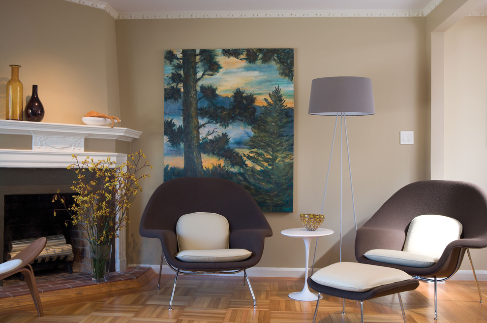 Aménagement d'un salon contemporain avec un mur beige, un sol en bois brun et une cheminée d'angle.