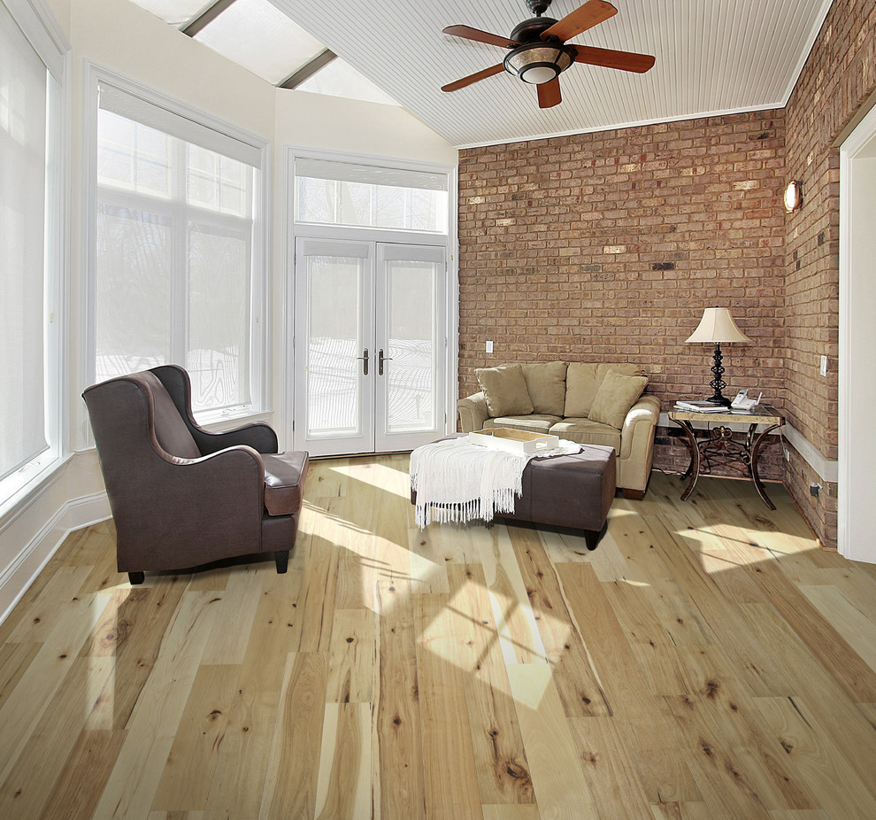 Diseño de salón contemporáneo con suelo de madera clara