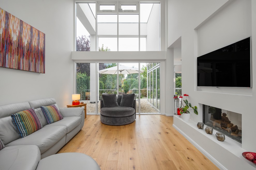 Cette image montre un grand salon design avec un mur blanc.