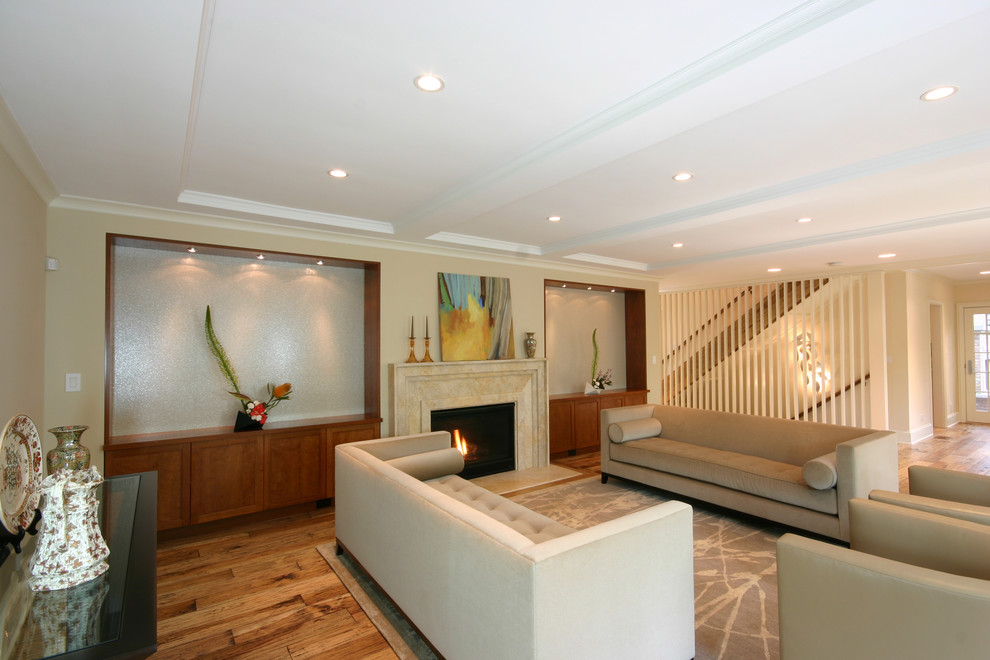 Mittelgroßes, Offenes Klassisches Wohnzimmer mit beiger Wandfarbe, braunem Holzboden, Kamin und Kaminumrandung aus Stein in Chicago