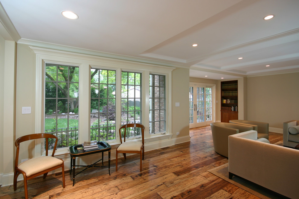 Mittelgroßes, Repräsentatives Modernes Wohnzimmer mit beiger Wandfarbe und braunem Holzboden in Chicago