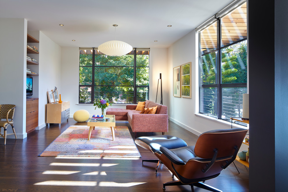 Aménagement d'un salon contemporain ouvert avec un mur blanc, un téléviseur indépendant et un sol en bois brun.