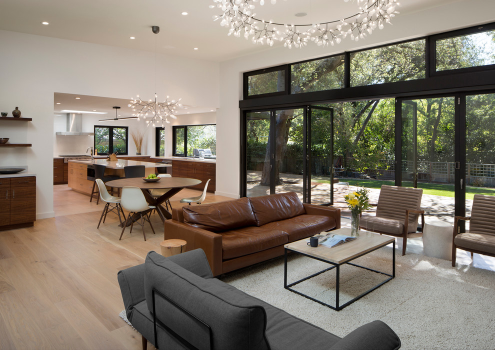 Foto di un soggiorno moderno di medie dimensioni e aperto con parquet chiaro