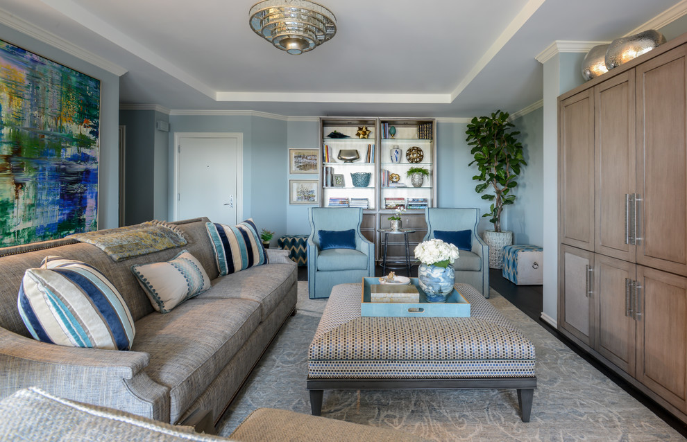 Aménagement d'un salon classique de taille moyenne et ouvert avec un mur bleu, parquet foncé et un téléviseur encastré.