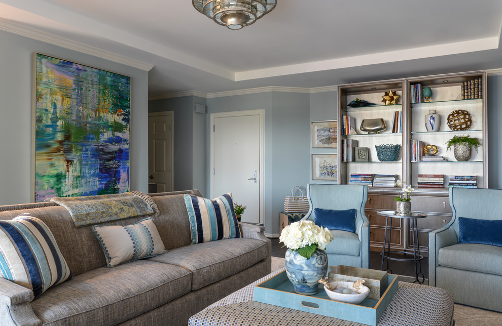 Mittelgroßes, Offenes Klassisches Wohnzimmer mit blauer Wandfarbe, dunklem Holzboden und Multimediawand in Dallas