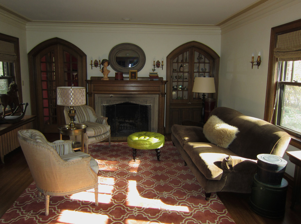 Cette image montre un grand salon traditionnel fermé avec un mur blanc, parquet foncé, une cheminée standard, un manteau de cheminée en bois et aucun téléviseur.