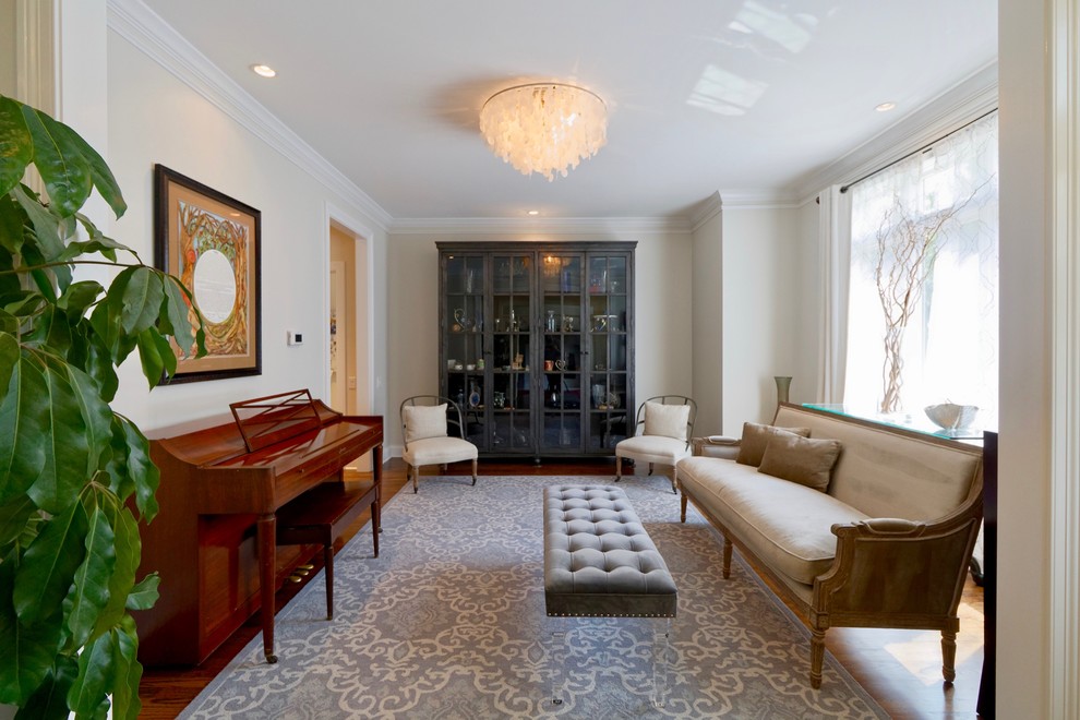 Mittelgroßes, Repräsentatives, Abgetrenntes Klassisches Wohnzimmer ohne Kamin mit beiger Wandfarbe, braunem Holzboden und braunem Boden in Chicago