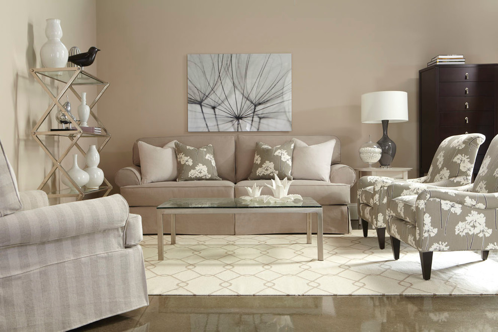 Imagen de salón abierto romántico de tamaño medio sin televisor con paredes grises y suelo de cemento