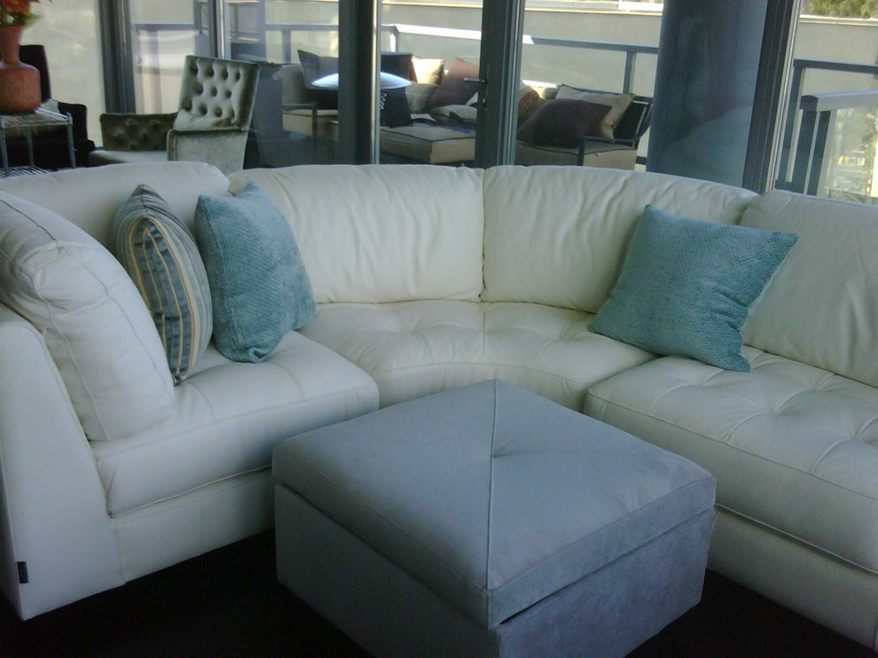 Immagine di un soggiorno minimalista di medie dimensioni e aperto con parquet scuro