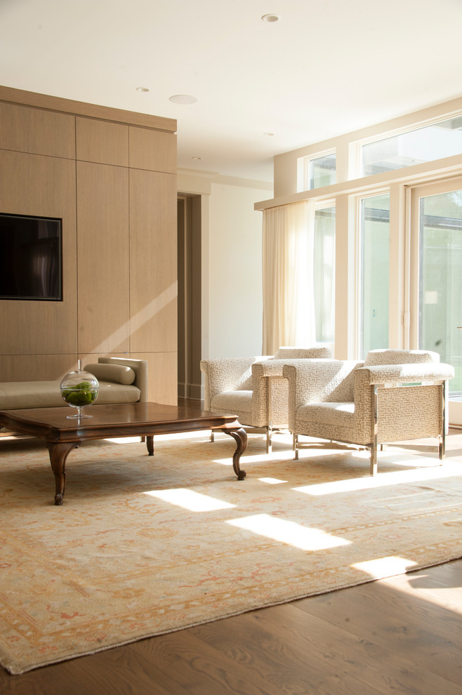 Diseño de salón abierto ecléctico grande con paredes beige, suelo de madera en tonos medios y pared multimedia