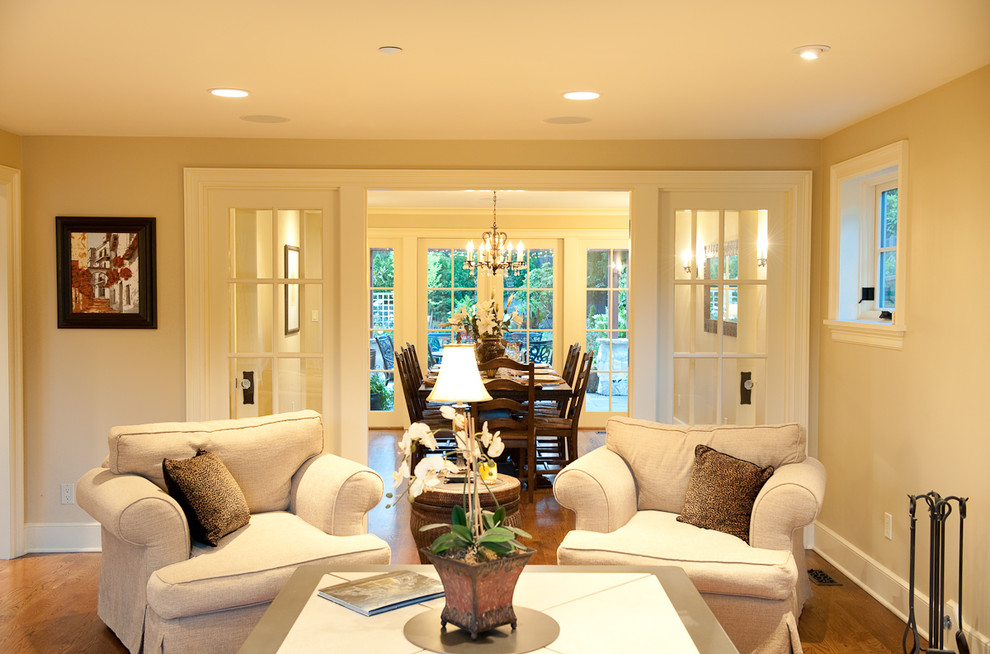 Repräsentatives, Abgetrenntes, Mittelgroßes Klassisches Wohnzimmer mit beiger Wandfarbe und hellem Holzboden in Seattle