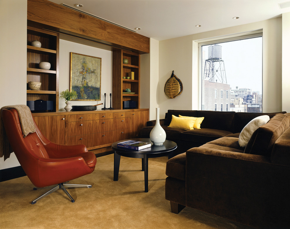 Свежая идея для дизайна: гостиная комната в современном стиле с бежевыми стенами - отличное фото интерьера