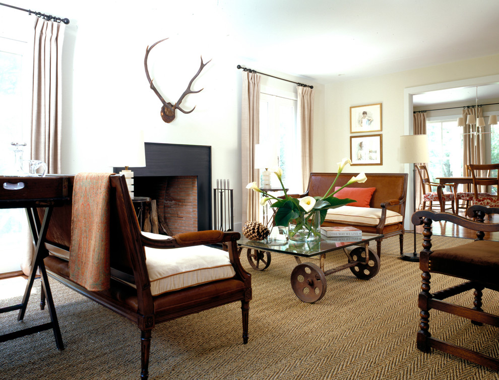 Свежая идея для дизайна: гостиная комната в стиле кантри с белыми стенами и ковром на полу - отличное фото интерьера
