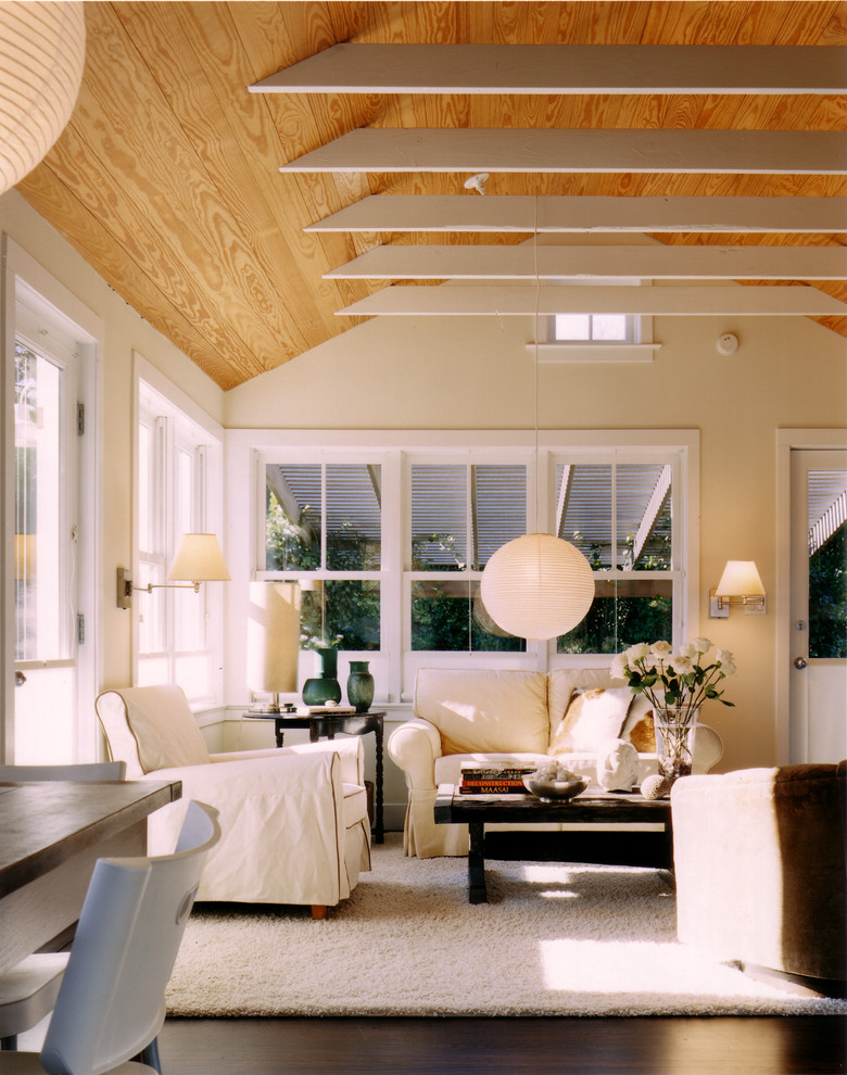 Idee per un soggiorno minimal con pareti beige
