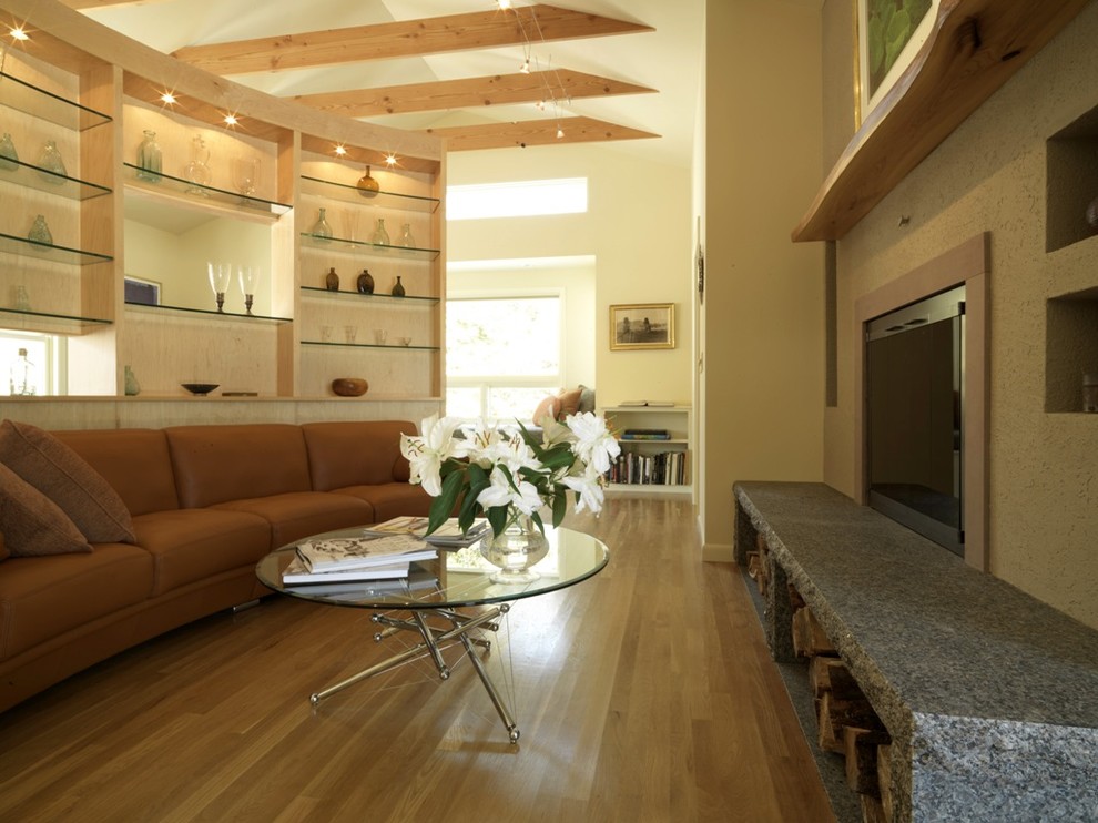 Ispirazione per un soggiorno minimal con pareti beige e camino classico