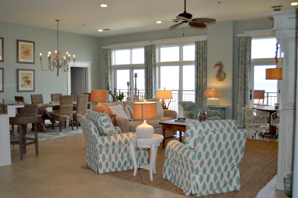 Идея дизайна: изолированная гостиная комната среднего размера в морском стиле с синими стенами, полом из известняка, мультимедийным центром и бежевым полом без камина