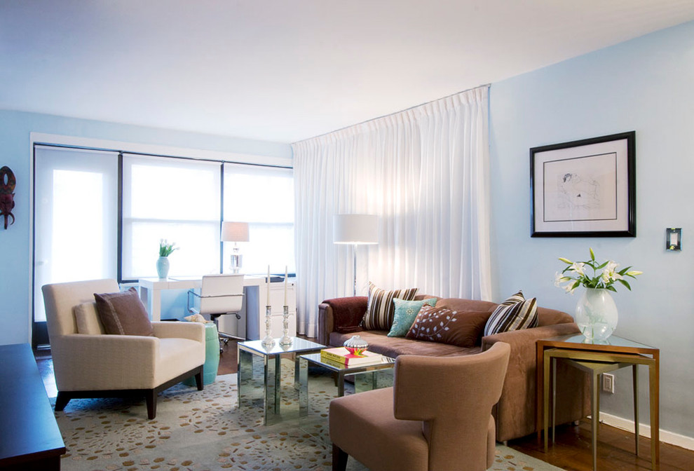 Esempio di un piccolo soggiorno design chiuso con sala formale, pareti blu e pavimento in legno massello medio