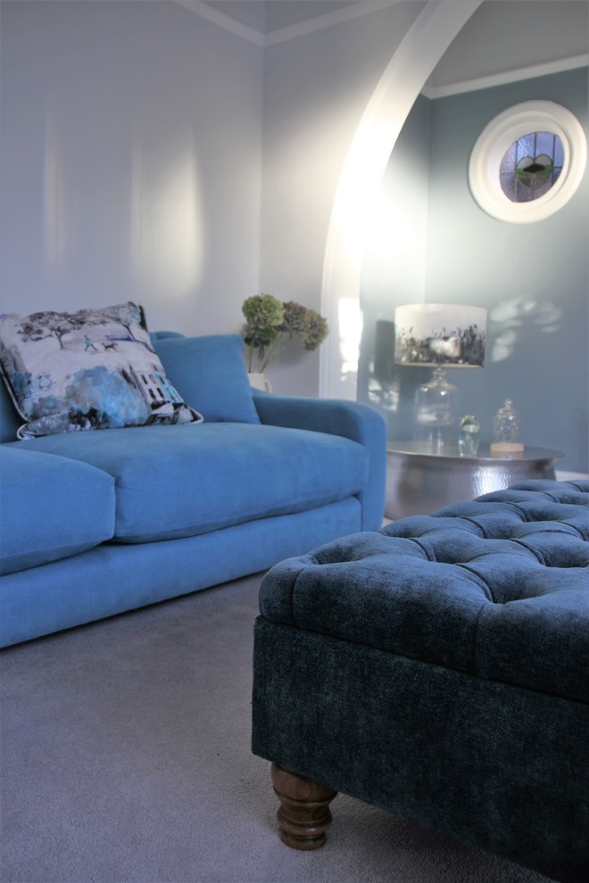 Идея дизайна: изолированная гостиная комната среднего размера в современном стиле с синими стенами, ковровым покрытием, печью-буржуйкой и серым полом