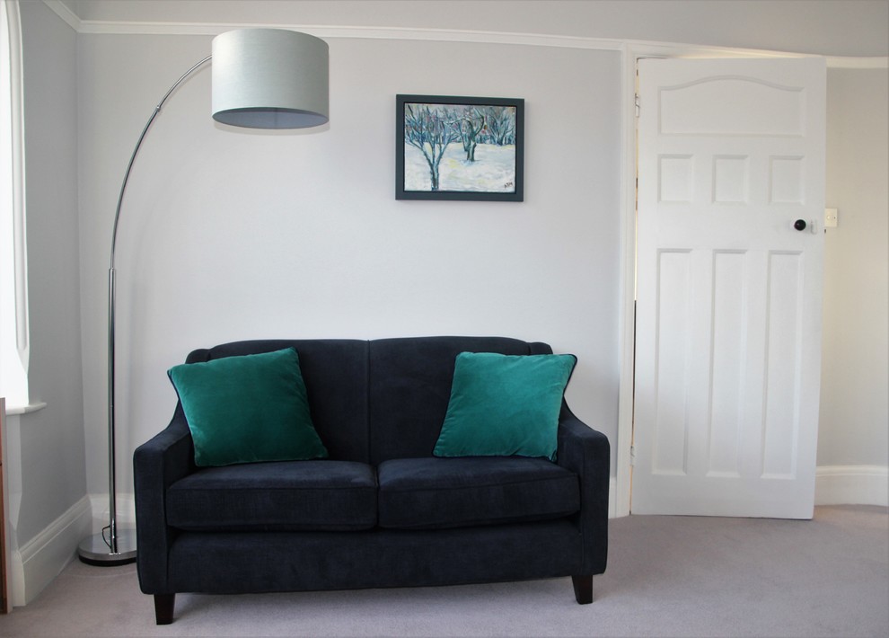 На фото: изолированная гостиная комната среднего размера в современном стиле с серыми стенами, ковровым покрытием и серым полом с
