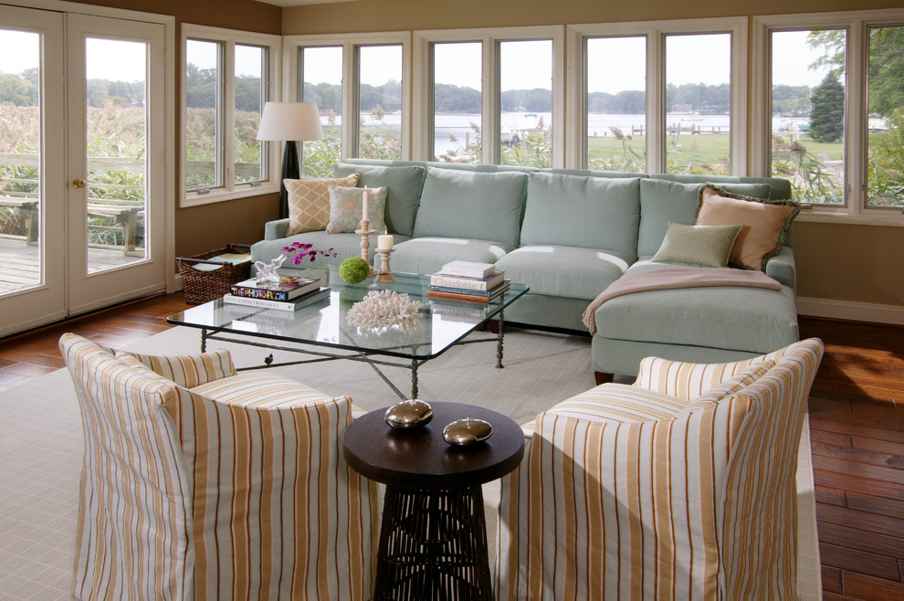 На фото: изолированная гостиная комната среднего размера в морском стиле с бежевыми стенами, светлым паркетным полом и синим диваном без камина, телевизора