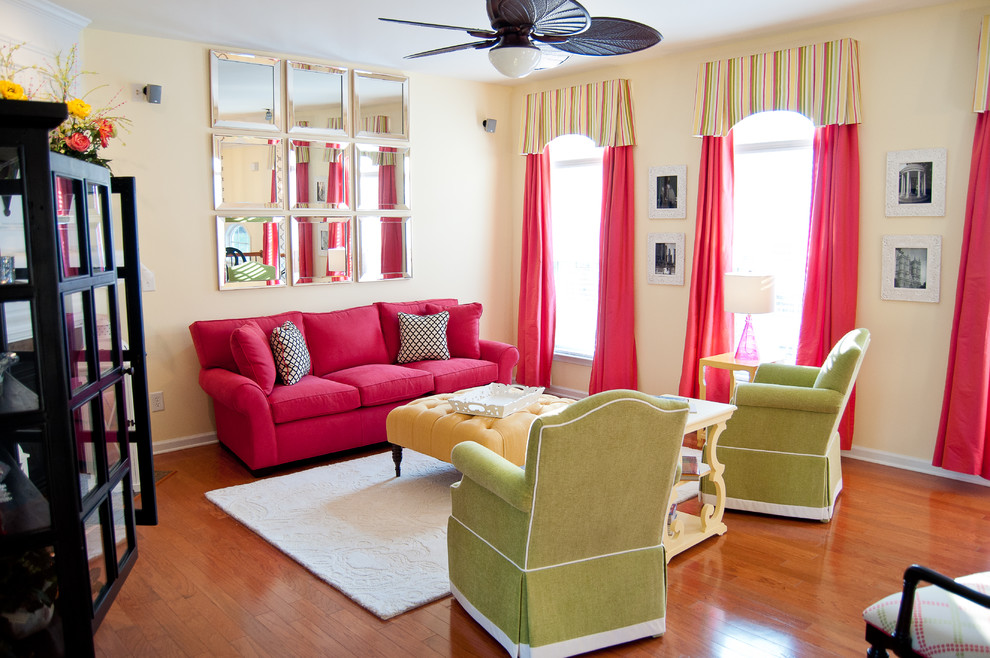 Immagine di un soggiorno tradizionale con sala formale e pareti beige