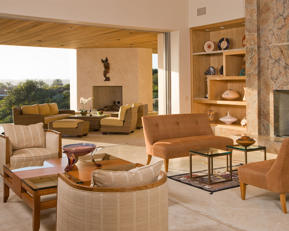 Mittelgroßes, Repräsentatives, Abgetrenntes Modernes Wohnzimmer mit beiger Wandfarbe, Kalkstein, Kamin und Kaminumrandung aus Stein in San Diego