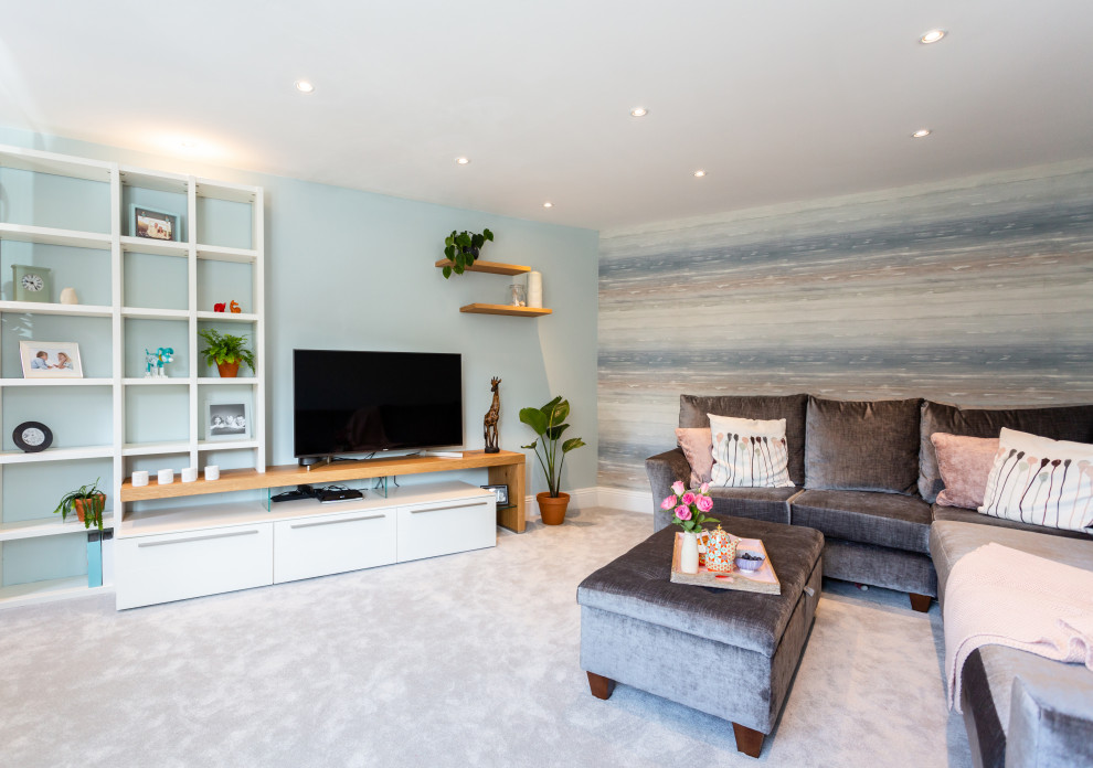Immagine di un grande soggiorno vittoriano chiuso con pareti blu, moquette, nessun camino, TV autoportante e pavimento grigio