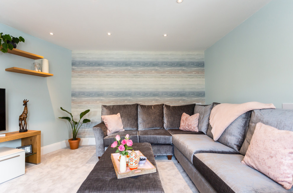 Imagen de salón cerrado tradicional grande sin chimenea con paredes azules, moqueta, televisor independiente y suelo gris