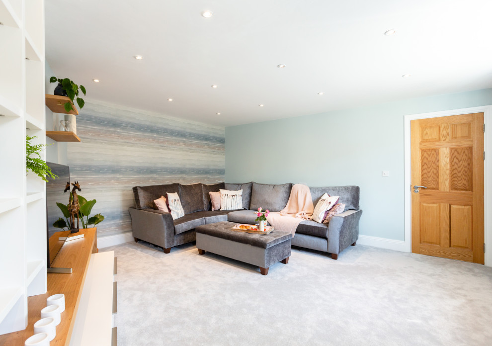 Свежая идея для дизайна: большая изолированная гостиная комната в викторианском стиле с синими стенами, ковровым покрытием, отдельно стоящим телевизором и серым полом без камина - отличное фото интерьера