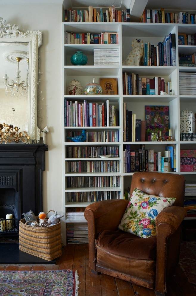 Abgetrenntes Eklektisches Wohnzimmer mit beiger Wandfarbe, braunem Holzboden und Kamin in London