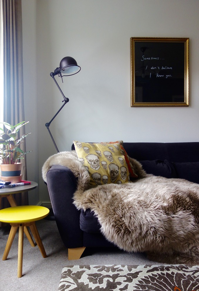 Esempio di un soggiorno minimalista di medie dimensioni e chiuso con moquette, cornice del camino in intonaco, TV autoportante e pareti bianche