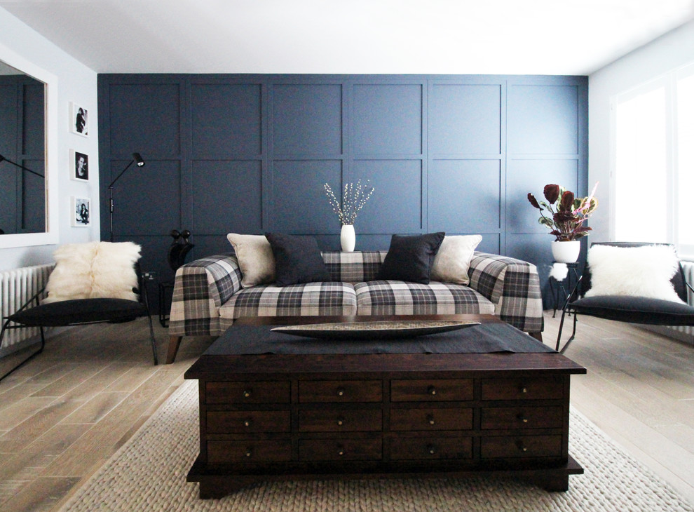 Modern inredning av ett mellanstort separat vardagsrum, med ett finrum, blå väggar, ljust trägolv och en inbyggd mediavägg