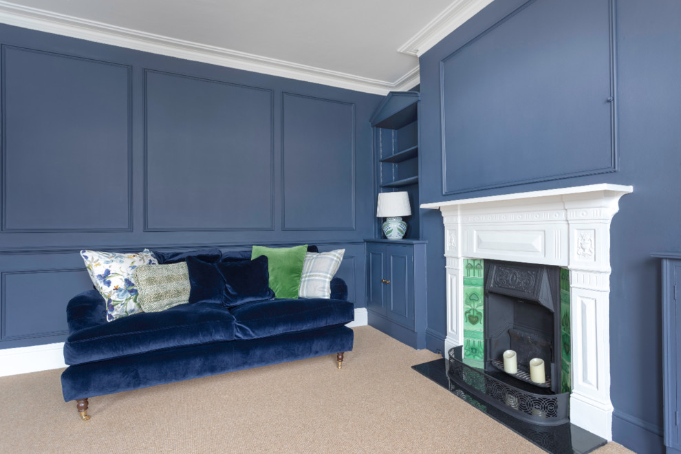 Mittelgroßes Klassisches Wohnzimmer mit blauer Wandfarbe, Teppichboden, Kamin und TV-Wand in London