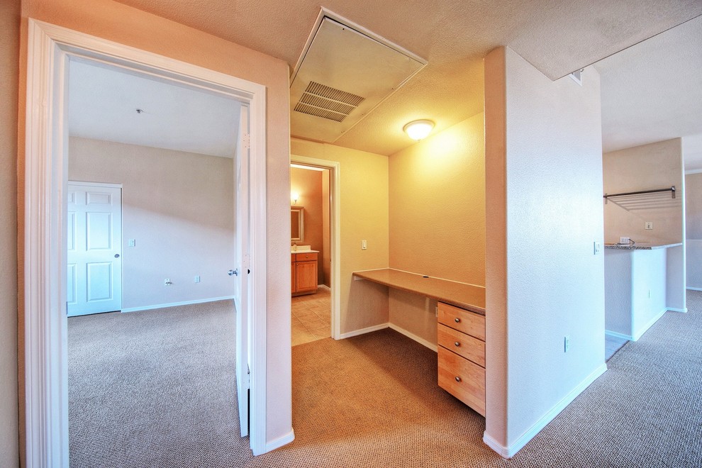 Пример оригинального дизайна: большая парадная, изолированная гостиная комната в классическом стиле с бежевыми стенами и ковровым покрытием без камина, телевизора