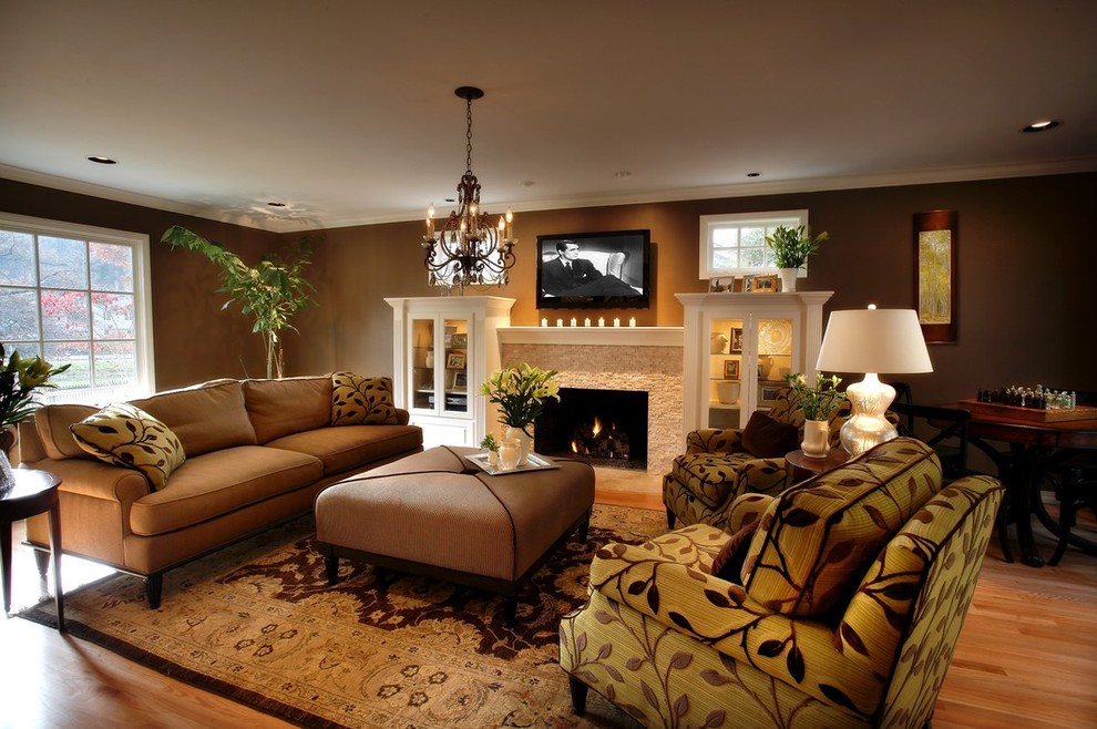 Foto di un soggiorno chic con pareti marroni e camino classico
