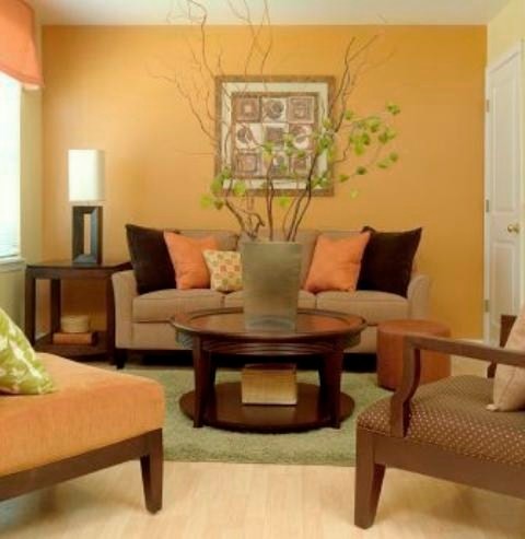 Idee per un soggiorno design di medie dimensioni e chiuso con pareti arancioni, parquet chiaro e nessuna TV