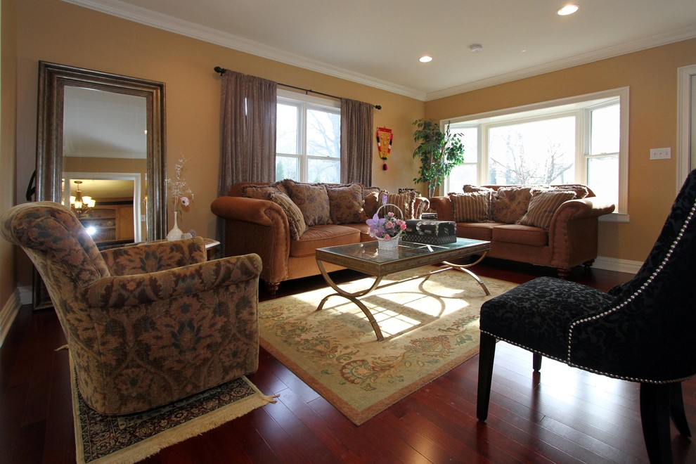 Esempio di un piccolo soggiorno classico aperto con pareti marroni e pavimento in legno massello medio