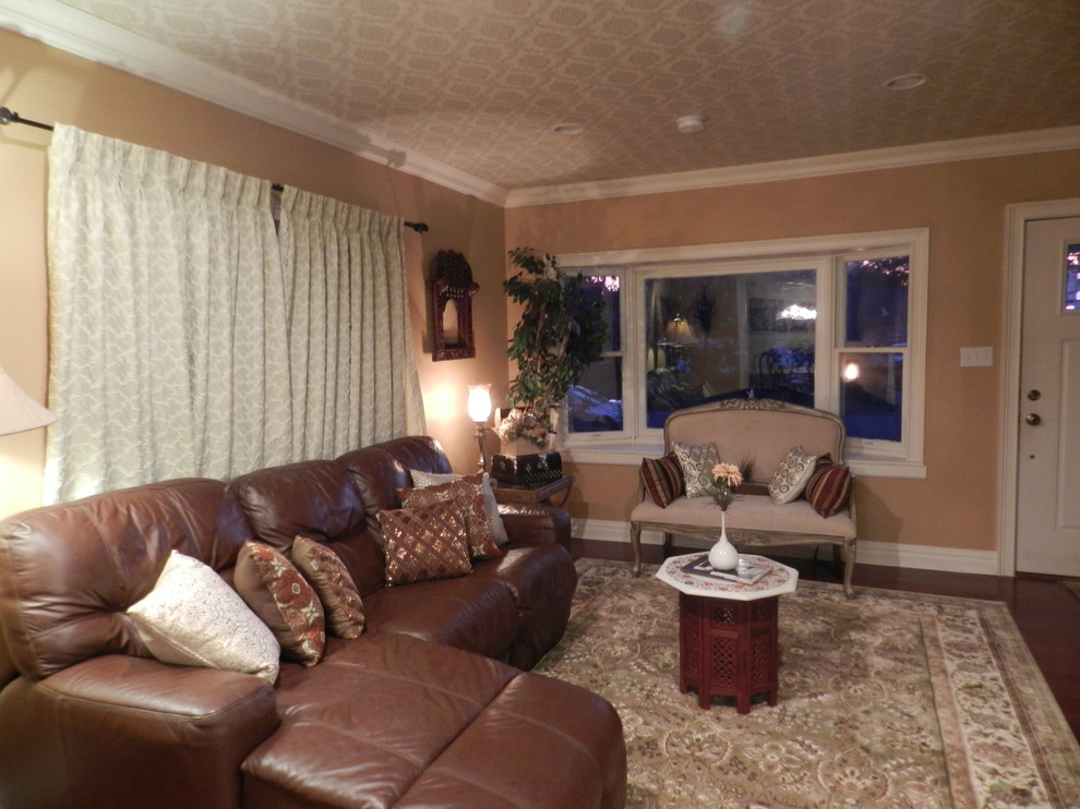 Inspiration pour un petit salon traditionnel avec un mur beige, un sol en bois brun, aucune cheminée et aucun téléviseur.