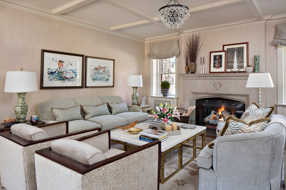 Repräsentatives Klassisches Wohnzimmer mit beiger Wandfarbe, Kamin und Kaminumrandung aus Stein in Philadelphia