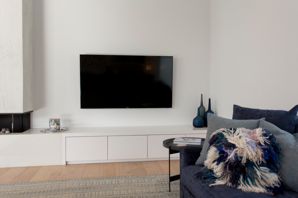 Diseño de salón actual con televisor colgado en la pared