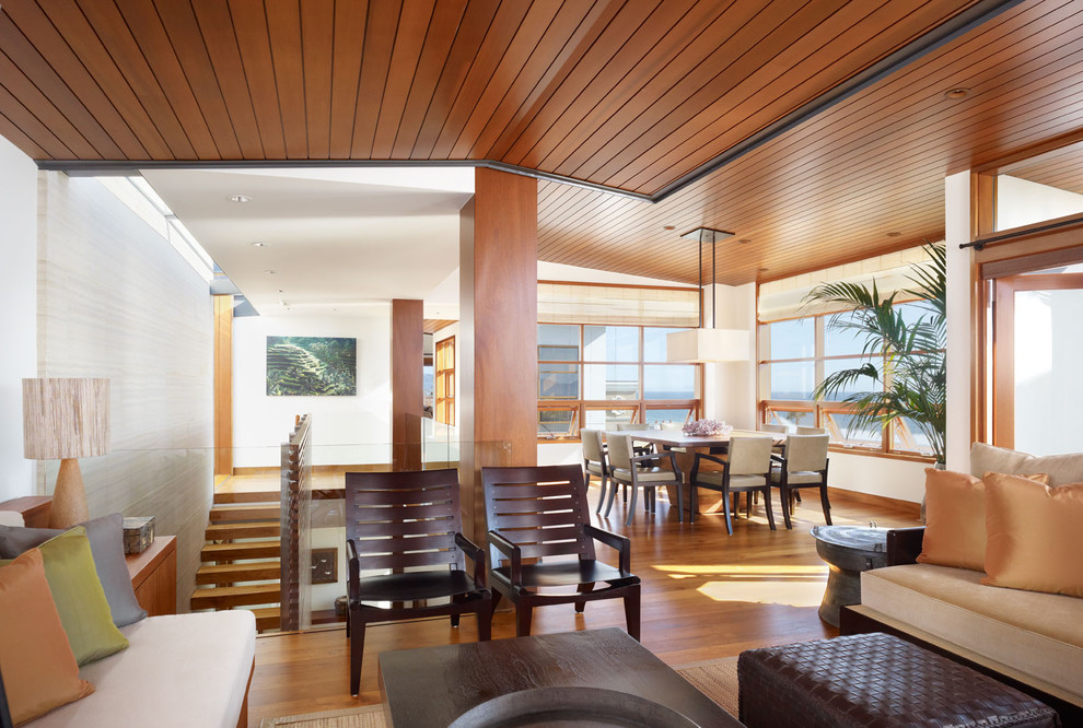 Идея дизайна: открытая гостиная комната среднего размера в морском стиле с скрытым телевизором, коричневым полом и темным паркетным полом