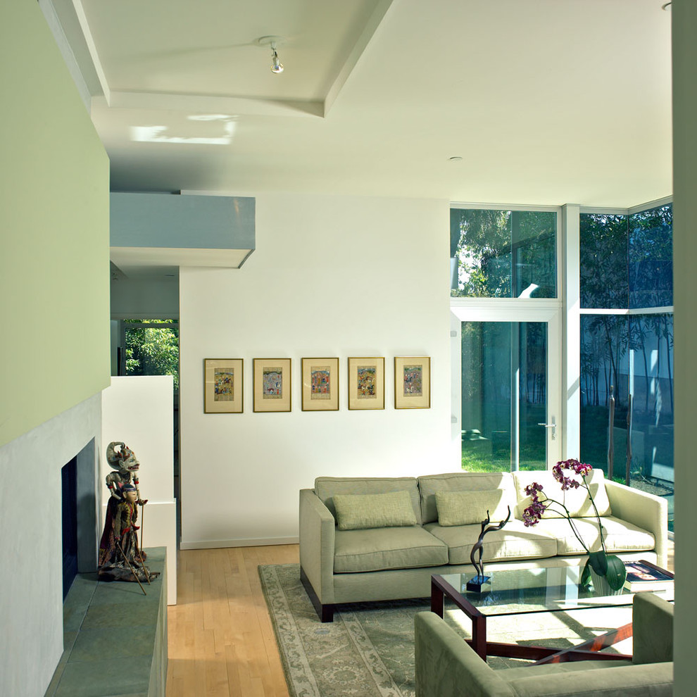 Стильный дизайн: гостиная комната в стиле модернизм с фасадом камина из бетона - последний тренд