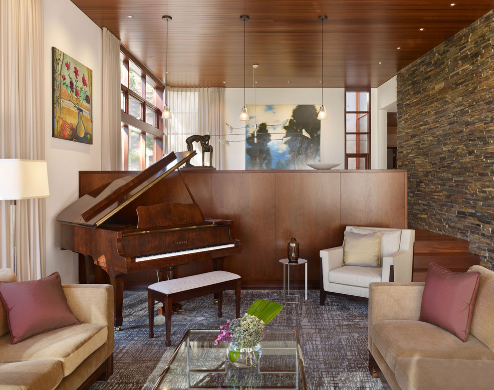 Diseño de salón con rincón musical minimalista sin chimenea y televisor con paredes blancas y piedra