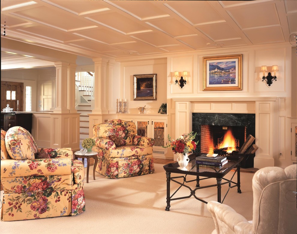 Idée de décoration pour un salon tradition de taille moyenne et fermé avec une salle de réception, un mur blanc, moquette, une cheminée standard, un manteau de cheminée en pierre et un sol beige.