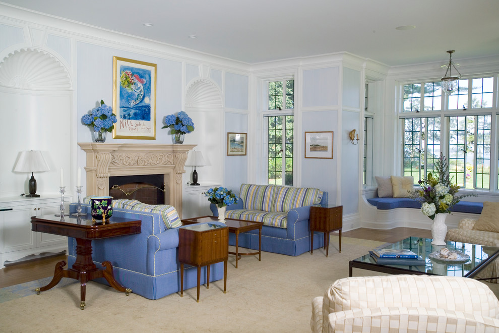 Источник вдохновения для домашнего уюта: большая парадная, изолированная гостиная комната в классическом стиле с синими стенами, стандартным камином, ковровым покрытием, фасадом камина из штукатурки, бежевым полом и синим диваном