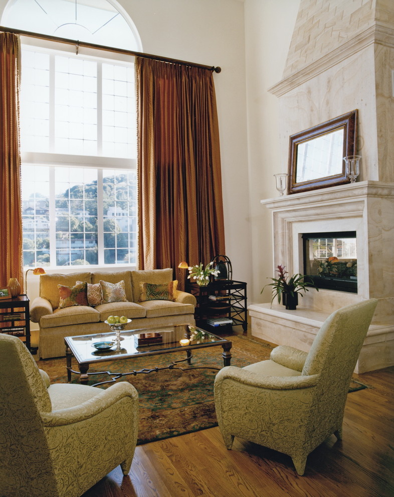 Стильный дизайн: гостиная комната в классическом стиле с стандартным камином - последний тренд