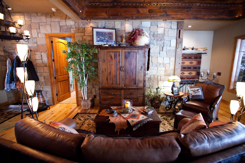 Inredning av ett rustikt mellanstort separat vardagsrum, med ett finrum, beige väggar, ljust trägolv och en fristående TV